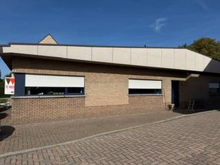 <p><span>Deze aangename halfopen bungalow is rustig gelegen en biedt alle comfort op één niveau. De woning beschikt over een ruime en lichtrijke woonkamer die een aangename leefruimte vormt. Aansluitend bevindt zich de ingerichte keuken, praktisch ingericht en voorzien van de nodige comfort.</span></p>
<p><span>De bungalow beschikt over </span>twee ruime slaapkamers<span>, beide uitgerust met grote ingebouwde kasten, waardoor er heel wat opbergruimte aanwezig is. De badkamer is voorzien van een ligbad en een ruime douchecabine. Daarnaast is er een afzonderlijk toilet.</span></p>
<p><span>Verder beschikt de woning over een handige berging en een aparte wasplaats, wat zorgt voor extra praktisch comfort.<br />Voor optimaal wooncomfort zijn alle ramen voorzien van rolluiken en beschikt de woning bovendien over airconditioning.<br /></span></p>
<p><span>Buiten geniet u van een </span><span>groot terras en een aangename tuin</span><span>, ideaal om in alle rust te ontspannen of gezellig buiten te vertoeven. De woning beschikt bovendien over een </span><span>elektrische garage</span><span>, wat extra comfort en parkeermogelijkheid biedt. Tevens is er plaats om voor de woning te parkeren zonder de lange oprijlaan naar de garage te verhinderen.</span></p>
<p><span>Een ideale woning voor wie op zoek is naar een </span><span>rustige, comfortabele en volledig gelijkvloerse woongelegenheid.<br />Huurprijs : 1200€/maand</span></p>