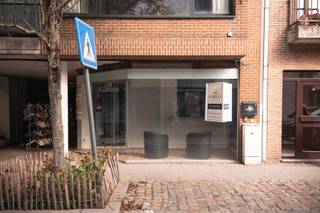 Meer info via info@homixx.be of 016/199.348<br /><br />Interessant handelspand op een toplocatie!<br /><br />Het handelspand is gelegen in het centrum van Haacht waardoor er vlakbij voldoende parkeermogelijkheden zijn. Parking Klapgat ligt op slechts 200 meter wandelafstand. <br /><br />Momenteel wordt het pand verhuurd als bankkantoor maar het is geschikt voor verschillende activiteiten. <br />Het pand is ingericht als kantoorruimte en voorzien van een grote vitrine aan de voorzijde en zijkant, een ontvangstbalie, twee à drie bureauruimtes, sanitair en een kitchenette . <br />De handige kelderruimte van +/- 60 m² biedt extra veel stockage ruimte. <br /><br />De maandelijkse huurprijs bedraagt 1.365 EUR + 110 EUR gemeenschappelijke kosten <br /><br />Ontdek snel deze prachtige opportuniteit en maak je afspraak via 016/199.348 of info@homixx.be