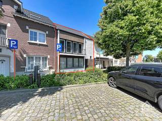<strong>PLUSPUNTEN:</strong><br />+ perceeloppervlakte: 250 m²<br />+ bewoonbare oppervlakte: 188 m²<br />+ 3 slaapkamers<br />+ bereikbaar via achterkant perceel<br />+ verassend ruime gezinswoning<br />+ topligging op het Kerkplein<br />+ gezellige stadstuin<br /><br /><strong>ALGEMEEN:</strong><br />Bent u op zoek naar een ruime gezinswoning met karakter op een toplocatie? Dan is deze charmante woning op het Kerkplein in het hart van Bocholt beslist een bezoek waard.<br /><br />Deze centraal gelegen woning biedt maar liefst 188 m² bewoonbare oppervlakte op een perceel van 250 m² en combineert ruimte, licht en een uitstekende bereikbaarheid. Dankzij de ligging in het centrum bevinden winkels, scholen, horeca, openbaar vervoer en andere dagelijkse voorzieningen zich op wandelafstand.<br /><br />De woning verwelkomt u met een ruime inkomhal die toegang biedt tot de centrale hal, het vertrekpunt naar alle woonruimtes. De woonkamer geniet van veel natuurlijke lichtinval en vormt samen met de keuken het warme hart van de woning. Verder beschikt het gelijkvloers over een gastentoilet, een praktische wasberging, extra bergruimte en een gezellig terras waar u in alle rust kunt genieten van het buitenleven.<br /><br />Op de eerste verdieping bevinden zich drie volwaardige slaapkamers en een badkamer. De zolderverdieping biedt bijkomende opslagmogelijkheden en kan eventueel verder worden ingericht volgens uw wensen. Ook de kelder zorgt voor extra bergruimte.<br /><br />Een bijkomende troef van deze woning is de bereikbaarheid via de achterzijde van het perceel, wat zorgt voor extra comfort en een handige parkeerplaats. De woning is licht op te frissen, waardoor u de mogelijkheid krijgt om ze volledig naar eigen smaak en stijl in te richten.<br /><br />Wonen op deze locatie betekent genieten van het levendige dorpscentrum van Bocholt, met alle voorzieningen binnen handbereik, terwijl u toch profiteert van een aangename woonomgeving. Een ideale opportuniteit voor gezinnen, starters of investeerders die op zoek zijn naar een woning met veel potentieel op een uitstekende ligging.<br /><br /><strong>INDELING:</strong><br />-1: kelder<br />+0: ontvangstruimte, hal, toilet, woonkamer, keuken, wasberging, berging, terras<br />+1: nachthal, 3 slaapkamers, badkamer<br />+2: zolder<br /><br /><strong>FINANCIERING:</strong><br />Een succesvolle vastgoedtransactie begint met een goede voorbereiding. Wij adviseren kandidaat-kopers om hun financiële mogelijkheden tijdig in kaart te brengen, zodat zij met de nodige zekerheid en vertrouwen kunnen handelen wanneer de juiste opportuniteit zich aandient.<br /><br /><strong>VERKOPEN OF VERHUREN MET EEN STRATEGISCHE AANPAK?</strong><br />Dankzij het vertrouwen van onze klanten en onze sterke marktpositie zijn wij voortdurend op zoek naar kwalitatieve eigendommen. Overweegt u te verkopen of te verhuren? Ontdek vrijblijvend onze persoonlijke aanpak en hoe wij uw eigendom optimaal positioneren om de juiste doelgroep te bereiken.<br /><br /><strong>ALS EERSTE OP DE HOOGTE VAN NIEUW AANBOD:</strong><br />De beste eigendommen worden vaak gevonden vóór ze breed beschikbaar zijn. Schrijf u vrijblijvend in via onze <strong>website</strong> en ontvang nieuw aanbod dat aansluit bij uw wensen en zoekcriteria.<br /><br /><strong>UW VASTGOED, ONZE EXPERTISE:</strong><br />Elke eigendom verdient een persoonlijke strategie. Met een combinatie van marktkennis, professionele presentatie, actieve klantenbenadering en een sterk netwerk begeleiden wij onze klanten naar een succesvol resultaat.<br /><br /><strong>PERSOONLIJKE SERVICE, PROFESSIONELE BEGELEIDING:</strong><br />Een vastgoedbeslissing vraagt een doordachte aanpak. Ons ervaren team staat klaar om u persoonlijk te adviseren en te begeleiden bij elke stap. Contacteer ons via <strong>+32 89 87 03 67</strong> of via info@immosign-plus.be.