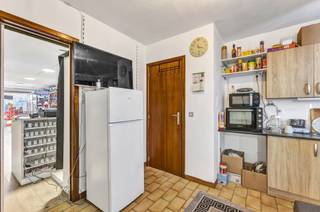 <p>Voor meer info of een bezoek, bel 053 59 49 32 -<strong> Verhuurd handelspand (56 m²) te koop in Moorsel – Interessante investering. </strong>Bent u op zoek naar een <strong>vastgoedbelegging met onmiddellijk rendement</strong>? Dit verhuurde handelspand van 56 m² in Moorsel vormt een uitstekende opportuniteit voor investeerders. Het pand bestaat uit een <strong>handelsruimte vooraan</strong>, geschikt voor diverse commerciële activiteiten. <strong>Achteraan bevindt zich een keukenruimte en een apart toilet</strong>, wat het pand functioneel maakt voor dagelijks gebruik. Het pand is <strong>momenteel verhuurd aan €900 per maand</strong>, waardoor u vanaf de aankoop geniet van <strong>onmiddellijke huurinkomsten</strong> zonder leegstand. <strong>Optioneel is er parking aan te kopen achter het gebouw voor 5000 euro per staanplaats.</strong> EPC-Label F (simulatie naar EPC: B te bekijken via de website) - Centrum Moorsel</p>