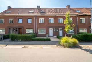 In een rustige, kindvriendelijke woonwijk op wandelafstand van het centrum van Tielt bevindt zich deze degelijke gezinswoning met authentieke charme en tal van mogelijkheden.<br /><br />Bij het binnenkomen springen de kwalitatieve visgraatparketvloer, houten lambrisering en massieve eiken binnendeuren onmiddellijk in het oog.<br /><br />De woning beschikt over een gezellige leefruimte met eet- en zithoek, elektrische rolluiken, een praktische keuken, wasberging, afzonderlijk toilet, badkamer en kelder.<br /><br />Op de eerste verdieping bevinden zich 3 slaapkamers en een bijkomende sanitaire ruimte met wastafel. Via een vaste trap bereikt u de volledig ingerichte zolderverdieping, ideaal als bureau, hobbyruimte of polyvalente ruimte.<br /><br />Achteraan geniet u van een gezellige stadstuin met ruime berging. Een bijzondere troef is de rechtstreekse toegang via een achterpoortje tot een aangelegd speelveld, ideaal voor gezinnen met kinderen!<br /><br />Een karaktervolle gezinswoning met ruimte, comfort en een uitstekende ligging vlak bij het centrum van Tielt.<br /><br />Interesse? Contacteer ons vandaag nog en ontdek zelf de mogelijkheden tijdens een bezoek!<br /><br />(de geadverteerde prijs is een richtprijs)