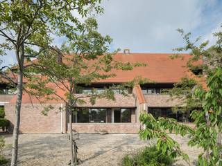 In de Zeelaan te Koksijde vinden we dit ruim en lichtrijk appartement (125 m²) met zongerichte tuin van maar liefst 215 m² te koop. Het appartement...
