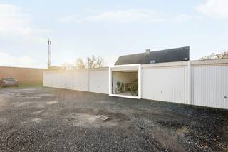 Goed onderhouden en afsluitbare garagebox in prima staat, gelegen op een rustig en veilig gemeenschappelijk domein met meerdere garageboxen.De garage...