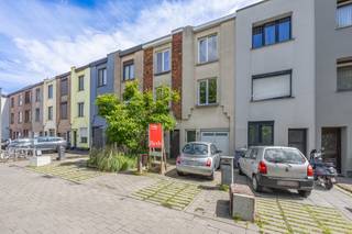 Deze te renoveren woning telt 3 slaapkamers, heeft een garage met oprit en een tuin (40m²)<br /><br />Op het gelijkvloers bevindt zich de inkom , de garage met sektionale poort en met een oprit , de living met open keuken, een aparte berging, een aparte wc en de tuin met een tuinhuis.<br /><br />De living heeft een stenen vloer eveneens als de open keuken.<br /><br />De open keuken is uitgerust met een kookvuur , een dampkap, een vaatwasser, een dubbele spoelbak, ijskast en met kasten boven en onder.<br />De keuken geeft uit op de veranda en tuin en tuinhuis.<br /><br />Op de eerste verdieping bevindt zich 1 slaapkamer en de badkamer met ligbad en aparte douche en wc.<br />Op de 2de verdieping hebben de overloop en 2 slaapkamers.<br /><br />De ramen zijn met dubbele beglazing.<br /><br />stedenbouwkundig uittreksel is in aanvraag.<br /><br />Voor meer info of een bezoek ter plaatse kan u vrijblijvend contact opnemen met Philip op het nr.: 0476/999.029 of philip@reds.be
