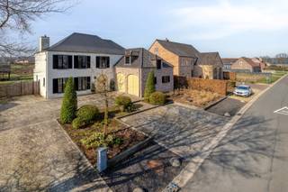 Te Zandvoort 37 in Westerlo-Tongerlo vinden we deze recente villa terug. Dankzij deze ligging genieten we van tal van voorzieningen in de nabije omgeving en kennen we een vlotte verbinding met de omliggende gemeenten. Bijkomend zorgt de landelijke omgeving voor prachtige vergezichten en de gewenste rust.<br /><br />Beschrijving:<br />Aan luxe geen gebrek bij deze prachtige woning op een ruim, zuid-west gericht perceel. We betreden de woning via de riante inkomhal met gastentoilet om vervolgens de leefruimte te bereiken. De tv-hoek werd voorzien van een gezellige gashaard met achterliggend een bureelruimte. Vervolgens brengt de eetkamer, met zicht op de tuin, ons bij een tijdloze en volledig uitgeruste open keuken, voorzien van alle moderne keukenapparatuur. Verder op het gelijkvloers treft u een ingerichte wasplaats/bijkeuken met zij-inkom met toegang tot de inpandige dubbele garage. In deze ruimte werd een extra toilet, een wastafel alsook een douche voorzien. Tot slot biedt deze bergruimte toegang tot de ruime kelder.<br /><br />De verdieping is bereikbaar d.m.v. de mooie houten trap, uitgerust met indirecte verlichting om vervolgens terecht te komen in de master bedroom met aansluitende dressing. De overloop biedt op zijn beurt toegang tot 3 volwaardige slaapkamers waarvan 1 dienst doet als bureel met een prachtig uitzicht dankzij de vele raampartijen. Vanuit dit bureel is de zolderverdieping bereikbaar via een vaste trap. Hier bevindt zich een polyvalente ruimte, mogelijks een 5e slaapkamer, hobbykamer...<br /><br />Naast de ruime binnenruimte, beschikt deze villa ook over een prachtige tuin met een zuid-westelijke oriëntatie. Hier kun je heerlijk genieten van de zon en de rust. Extra tuinberging is achteraan in de tuin aanwezig voor opslag van tuingereedschap etc.<br /><br />Extra:<br />- Vloerverwarming én -koeling aanwezig<br />- Hoogwaardige afwerkingsgraad<br />- Energiezuinig: EPC-label A<br />- Perceeloppervlakte van +/- 2.650 m²<br />- Ruime kelder aanwezig<br />- Tuinonderhoud verplicht over te nemen <br /><br />Voor meer info of een bezoek contacteer ons via info@vastengoed.be of via 014/72 73 74.<br /><br />Wenst u een gratis schatting van uw eigendom? Contacteer ons via 014/72 73 74.