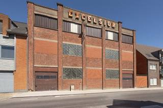 Het iconische fabrieksgebouw “EXCELSIOR”, voormalig gekend als knopenfabriek opgestart in de jaren ’30, is centraal gelegen in Pittem, met name in de Meulebekestraat 4. Deze karaktervolle eigendom combineert authentieke charme met uitzonderlijk veel potentieel.<br /><br />Troeven van dit pand:<br />✔ Centrale ligging <br />✔ Meer dan 480 m² bruikbare oppervlakte<br />✔ Perceeloppervlakte van 276 m²<br />✔ Tal van ontwikkelingsmogelijkheden<br />✔ Ideaal voor investeerders, ontwikkelaars of privéprojecten<br /><br />Mogelijkheden van dit pand:<br />Dit veelzijdige gebouw leent zich perfect voor een residentiële herbestemming. <br />Na overleg met stedenbouw zijn verschillende invullingen mogelijk, zoals:<br />• Gelijkvloers als parkeerruimte, fietsenberging of bureauruimte<br />• Eerste verdieping als ruime loft met inpandig terras<br />• Tweede verdieping met extra woonruimte en mogelijk dakterras<br /><br />Dankzij de bestaande structuur en royale volumes vormt dit pand de ideale basis voor een uniek woon- of investeringsproject met karakter.<br />Kortom een zeldzame opportuniteit op een strategische locatie in het centrum van Pittem!