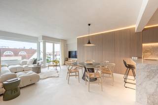 Prachtig gerenoveerd appartement op een toplocatie vlakbij de winkels en het strand met uitzicht op de Kustlaan en de Minigolf. Indeling: inkomhal met gastentoilet en vestiaire. Ruime lichtrijke woon- en eetkamer met kastenwand en toegang tot het zuidgerichte terras genietend van open zichten. Open geïnstalleerde keuken voorzien van alle apparatuur oa van Miele met ontbijthoek. Berging met aansluiting voor wasmachine en droogkast. Masterbedroom met aansluitende douchekamer (lavabo - toilet en douche) en ingemaakte kasten. 2de ruime slaapkamer met douchekamer en ingemaakte kasten en apart toilet. 3de slaapkamer met stapelbedjes, lavabo en ingemaakte kast. Privatieve kelder. Gemeenschappelijke fietsenberging op het gelijkvloers. Mogelijkheid om een garagebox aan te kopen in de directe omgeving.