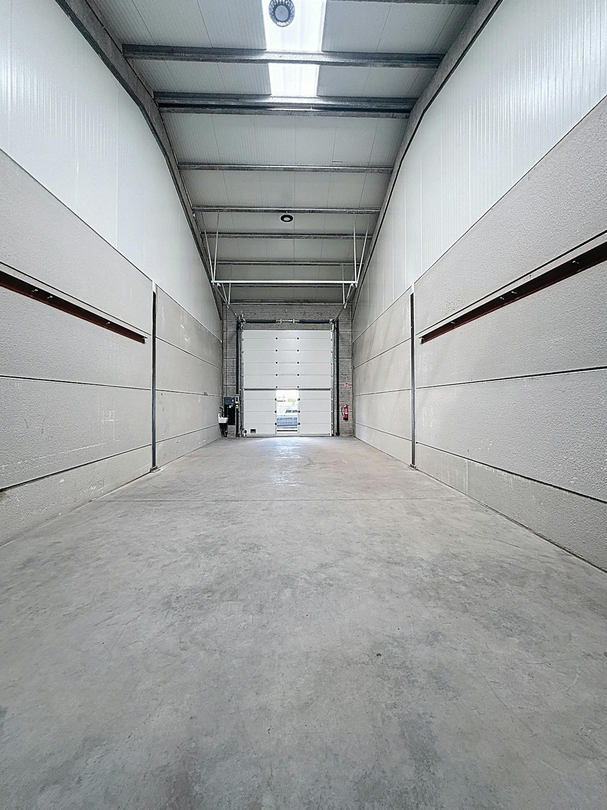 Centraal gelegen magazijn te huur (90 m²) te Middelkerke - foto 4