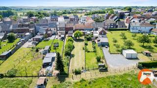 EERSTE BEZOEKDAG DINSDAG 23 JUNI 2026 VAN 16U TOT 19U (ENKEL OP AFSPRAAK!!)<br />ZOTTEGEM - Te renoveren woning op ruim perceel van ca. 45a met bouwgrond langs Ten Ede <br /><br />Op zoek naar een renovatieproject met veel potentieel? Deze woning in Zottegem is gelegen op een perceel van ca. 4.500 m² en beschikt bovendien over een bouwgrond (716m²) met toegang langs Ten Ede, wat zorgt voor diverse mogelijkheden naar de toekomst toe.<br /><br />De woning omvat op het gelijkvloers een woonkamer, eetplaats, keuken en badkamer. Op de verdieping bevinden zich drie slaapkamers. Verder beschikt de woning over een inpandige garage én een bijgebouw van ca. 35 m².<br /><br />Achteraan het perceel bevindt zich een weide, wat deze eigendom bijzonder interessant maakt voor dierenliefhebbers of wie op zoek is naar extra buitenruimte en groen.<br /><br />Met een EPC-label F is de woning onderworpen aan de renovatieverplichting. Ideaal voor wie een woning volledig naar eigen smaak en hedendaagse normen wenst te vernieuwen.<br /><br />De combinatie van een ruime grondoppervlakte, een bestaande woning en een bouwgrond maakt van deze eigendom een interessante opportuniteit voor zowel particuliere kopers als investeerders.<br /><br />Troeven:<br />- Perceel van ca. 45 are <br />- Bouwgrond (716m²) met toegang via Ten Ede<br />- 3 slaapkamers<br />- Renovatieproject met tal van mogelijkheden<br />- Rustige ligging in Zottegem<br /><br />Interesse? Contacteer ons voor meer informatie of een bezoek ter plaatse (053/60.65.66).<br /><br />De vermelde prijs is een richtprijs. Na ontvangst van de biedingen zal de verkoper beslissen of hij/zij de eigendom verkoopt aan het beste bod. De richtprijs is aldus niet bindend voor de verkoper. Voor meer info kunt u ons contacteren of het reglement raadplegen op onze website.