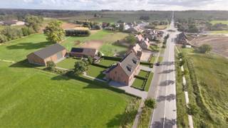 <span><span>Langs de Provinciebaan in Koekelare bevindt zich deze <strong>ruime en veelzijdige eigendom op een perceel van maar liefst 2.030 m²</strong>.<br />De eigendom omvat twee bestaande woningen en vergunde loodsen en biedt tal van mogelijkheden voor wie op zoek is naar een ruime woonomgeving, renovatieproject of eigendom met toekomstperspectief.<br />De landelijke ligging zorgt voor <strong>rust, ruimte en mooie open zichten over het omliggende landschap</strong>, terwijl de Provinciebaan garant staat voor een vlotte bereikbaarheid. Koekelare, Diksmuide en Torhout zijn gemakkelijk bereikbaar en ook winkels, scholen, horeca en andere dagelijkse voorzieningen bevinden zich op korte rijafstand.<br /><br /><strong>Een eigendom met ruimte én toekomstperspectief</strong><br /><br />De bestaande woningen kunnen <strong>gerenoveerd en gemoderniseerd</strong> worden, waardoor een ruime woonoplossing kan worden gecreëerd met behoud van de bestaande structuur en de landelijke omgeving.<br />Daarnaast biedt de eigendom, volgens voorafgaand overleg met de stedenbouwkundige dienst, <strong>bijzondere ontwikkelingsmogelijkheden</strong>. Rekening houdend met de bestaande vergunde loodsen werd bevestigd dat een afwijking op de gebruikelijke voorschriften mogelijk is. Mits het bekomen van de nodige omgevingsvergunningen bestaat hierdoor de mogelijkheid om <strong>twee halfopen nieuwbouwwoningen van maximaal 1.000 m³ per woning</strong> te realiseren of uiteraard is <strong>één villa</strong> ook mogelijk.<br /><br />Elke woning kan daarbij worden voorzien van een <strong>ruim woningbijgebouw</strong>, waarbij momenteel wordt gedacht aan bijgebouwen van circa <strong>160 m² en 215 m²</strong>. Dit biedt heel wat mogelijkheden voor bijvoorbeeld garages, hobbyruimtes, opslag of andere functies, afhankelijk van de uiteindelijke invulling en vergunning.<br /><br />Of u nu kiest voor <strong>renovatie van de bestaande woningen</strong>, een nieuwbouwproject of een andere ontwikkeling binnen de mogelijkheden van de geldende regelgeving: deze eigendom biedt een uitzonderlijke basis om uw woon- of vastgoedplannen te realiseren.<br /><br />Bovendien geldt er een <strong>vrijstelling van het oriënterend bodemonderzoek</strong>, wat een bijkomend voordeel vormt bij de verdere ontwikkeling van het perceel.<br /><br />EPC huis nummer 14: 20250630-0003636893-RES-1 - score: 840 kWh/m² jaar - label F<br />EPC huis nummer 16: 20250630-0003636924-RES-1 - score: 396 kWh/m² jaar - label D<br /><br /><em>Hebben we uw interesse gewekt? Wenst u meer info of een bezoek ter plaatse?<br />Aarzel dan niet en contacteer ons kantoor op het nummer 051 50 11 51 of mail naar info@diksimmo.be.</em></span></span>