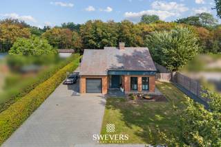 Voor meer info en foto’s, surf naar www.swevers.be – Deze open bebouwing aan Begijnenwinning 31 in Tessenderlo combineert een rustige, groene ligging met een praktische gezinsindeling. De woning bevindt zich in een doodlopende straat op een ruim perceel van 1.013 m², terwijl het centrum van Tessenderlo op wandelafstand ligt. De woning werd gebouwd in 1988 en biedt 156m² bewoonbare oppervlakte. Op het gelijkvloers bevinden zich de inkomhal met gastentoilet, een leefruimte van 28 m² en een praktisch ingerichte keuken van 9 m². Aansluitend vind je een wasplaats/berging met toegang tot de inpandige garage, die eveneens extra plaats biedt voor fietsen en opslag. Op de eerste verdieping liggen drie slaapkamers van 10 m², 12 m² en 12 m². Daarnaast zijn er een badkamer, een dressing en een extra berging. Dankzij deze verschillende opbergmogelijkheden blijft de woning praktisch en overzichtelijk. Het royale perceel en de groene omgeving vormen een belangrijke troef. De rustige ligging in een verzorgde wijk met weinig doorgaand verkeer biedt volop mogelijkheden om buiten te genieten.<br />Ook de bereikbaarheid is uitstekend. Winkels, scholen, horeca en ontspanning liggen op circa 1 km, het zwembad op 750 meter en het openbaar vervoer op 350 meter. Natuurgebied Gerhagen bevindt zich eveneens in de omgeving en de snelwegen liggen op ongeveer 4 km. Voor meer informatie, bel 011 255 155. Bron bewoonbare oppervlakte: EPC – verslag.