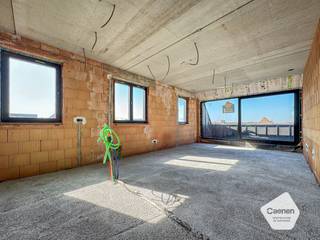 Bent u op zoek naar een energiezuinig nieuwbouwappartement met een uitstekende ligging?<br />Dan is appartement 03.03, gelegen in een <strong>kleinschalige</strong> <strong>Residentie Martens</strong> te Lombardsijde (Middelkerke) een uitstekende keuze.<br />Het appartement beschikt over een bijzonder ruime en lichtrijke woonkamer, dankzij de talrijke raampartijen die zorgen voor een aangename natuurlijke lichtinval. Vanuit de leefruimte heeft u bovendien toegang tot het terras aan de voorzijde van het gebouw, waar u kunt genieten van een mooi zicht op de vernieuwde Zeelaan;<br />De indeling omvat <strong>twee zeer grote slaapkamers</strong>, een ruime badkamer met inloopdouche en dubbel badkamermeubel, een apart toilet en maar liefst twee praktische bergingen. De volledig ingerichte keuken sluit mooi aan bij de leefruimte en vormt samen met de woonkamer een aangename, open woonomgeving;<br />Een absolute troef is het innovatieve PICHLER PKOM4-systeem <strong>(dubbele warmtepomp)</strong>, dat <strong>ventilatie, verwarming, koeling en sanitair warm water</strong> combineert in één energiezuinige installatie. Zo geniet u het hele jaar door van een gezond binnenklimaat, een laag energieverbruik en optimaal wooncomfort;<br /><br />Optioneel worden <strong>ruime garageboxen</strong> te koop aangeboden + kelderbergingen gelegen op verdieping -1 van de residentie;<br /><br />De <strong>oplevering is voorzien eind 2026</strong>, waardoor u vandaag nog de afwerking volledig naar eigen smaak kunt kiezen (vloeren, keuken, badkamer, binnendeuren en meer).<br /><br /><u>Troeven:</u><br />appartement op de derde verdieping met 2 slpks en ruim terras;<br /><strong>Ca. 100 m²</strong> bewoonbare oppervlakte;<br />totale opp perceel: 273 m²<br />2 slaapkamers;<br />Ruime, lichtrijke leefruimte met open en volledig ingerichte keuken;<br />Energiezuinig PICHLER PKOM4-systeem;<br />Hoogwaardige nieuwbouwafwerking;<br />Afwerking nog volledig naar eigen keuze;<br />Bij interesse zeker contact opnemen voor een vrijblijvend gesprek op kantoor en/of een plaatsbezoek met de bouwheer;<br /><br />Bij interesse nemen wij graag de tijd om u tijdens een vrijblijvend gesprek op kantoor of een plaatsbezoek meer informatie te bezorgen.