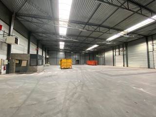 KMO-units te koop op een gerenoveerde site in Hasselt. Elke unit beschikt over een sectionaal poort en heeft een vrije hoogte van ca. 7m. Zeer goede ligging, vlakbij het centrum en de Ring van Hasselt.<br /><br /><span>Magazijnen Units 27-32 : 17.711 m²<br /></span><br />Kenmerken magazijnen:<br /><br />- staalstructuur<br />- vrije hoogte 7m<br />- dak EPDM ( vernieuwd 2023)<br />- gevel vlakbeton en sandwichpanelen<br />- binnenwanden : vlakbeton en ytongstenen<br />- lichtstraat over gans magazijn (verneiuwd 2023)<br />- LED-lampen<br />- polybetonvloer<br />- electriciteit, standaard, aparte meters<br />- watertoevoer (regenwater) met aparte meter<br />- 1 sectionaal poort<br /><br /><span>Allerhande auto-activiteiten zijn niet toegestaan op de site.</span>
