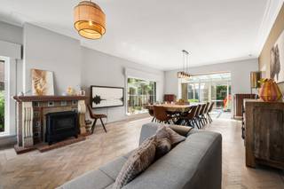 <p>Te koop: open bebouwing in het centrum van Wielsbeke, op een uitstekende ligging nabij invalswegen.</p>
<p> </p>
<p>Deze woning uit 1959 combineert een zeer goede ligging met een royale tuin van 400 m². Gelegen op Rijksweg 217, bevindt u zich op wandelafstand van het centrum en geniet u van een vlotte verbinding naar omliggende gemeenten.<br />De woning heeft al mooie renovaties doorstaan zoals driedubbele beglazing, spouwmuurisolatie, uitbreiding van de wasplaats, vernieuwing van de keuken,...</p>
<p> </p>
<p>Belangrijkste ruimtes:<br />• Inkomhal met toegang tot de leefruimte<br />• Gezellige living met natuurlijke lichtinval<br />• Volledig geïnstalleerde keuken<br />• Veranda met zicht op de tuin<br />• Wasplaats<br />• Kelder voor extra opslag<br />• 3 slaapkamers<br />• Badkamer<br />• Zolderruimte<br />• Tuin (400 m²) met tuinhuis<br />• Terras<br />• Meerdere staanplaatsen</p>
<p> </p>
<p>Troeven:<br />• Zeer goede ligging nabij centrum en invalswegen<br />• Grote tuin van 400 m²<br />• Open bebouwing met veel buitenruimte</p>
<p> </p>
<p>Neem vandaag nog contact op met uw ERA-makelaar voor een bezoek.</p>
<p> </p>
<p>JOUW DROOMHUIS. ZO GEVONDEN!</p>