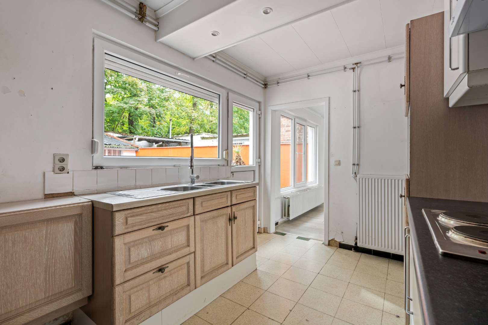 Rijwoning met 2 slaapkamers, zonnige tuin en inpandige garage in Stasegem - foto 4