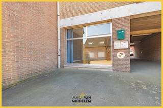 Immo Van Middelem propose à la vente ce bureau lumineux d’environ 25 m², situé à distance de marche du centre d’Essene (Affligem). Le garage...