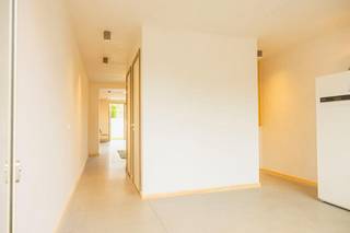 IN OPTIE<br />Energiezuinige BEN-woning (EPC A) | 3 slaapkamers | ZW-tuin | Oprit<br /><br />Aan de Sint-Lambertuslaan in Muizen vindt u deze volledig gerenoveerde BEN-woning waar kwaliteit, duurzaamheid en wooncomfort centraal staan. Gelegen in een rustige zone 30, op wandelafstand van de Dijle en natuurgebieden en op slechts enkele minuten fietsen van het station en het centrum van Mechelen. Dankzij de vlotte verbinding met de E19 en de Leuvensesteenweg geniet u hier van een ideale combinatie van rust en bereikbaarheid.<br /><br />Deze woning werd gerenoveerd alsof ze voor onszelf was, met oog voor hoogwaardige materialen en duurzame technieken. Met een EPC-label A (13 kWh/m²), 8 zonnepanelen en een afwerking volgens de huidige normen bent u helemaal klaar voor de toekomst.<br /><br />De lichtrijke leefruimte met stijlvolle inox keuken sluit naadloos aan op het zonnige terras en de zuidwestgerichte tuin. Verder beschikt de woning over vloerverwarming, drie volwaardige slaapkamers, een moderne badkamer met inloop-regendouche en praktische ingemaakte kasten in een van de slaapkamers op de tweede verdieping.<br /><br />Ook praktisch is aan alles gedacht: een multifunctionele ruimte voor fietsen, bureau of wasplaats, een ruime kelder, private oprit, voorbereiding voor een laadpaal en een schilderklare afwerking zodat u de woning meteen naar eigen smaak kunt inrichten.<br /><br />Troeven:<br /><br />* EPC A (13 kWh/m²)<br />* 3 slaapkamers<br />* 8 zonnepanelen<br />* Zuidwestgerichte tuin en terras<br />* Private oprit<br />* Warmtepomp, vloerverwarming en airco<br />* Aluminium ramen met HR++-glas<br />* Conforme elektriciteit en 100% asbestvrij<br />* Twee toiletten<br />* Schilderklaar afgewerkt<br />* Praktische kelder en multifunctionele bergruimte<br /><br />Rechtstreeks te koop via de eigenaars vanaf €438.000. Elk bod wordt overwogen na afloop van de bezoekmomenten.<br /><br />Een instapklare woning waar energiezuinigheid, karakter en een uitstekende ligging perfect samenkomen.<br />