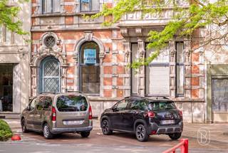 <p>Deze imposante herenwoning (momenteel 6 appartementen en kantoor + parking) in neo-Vlaams-renaissancestijl is dé ideale investering voor iedereen die van charme en authenticiteit houdt. Gelegen op wandelafstand van de Grote Markt in Ronse en op 5 minuten van het station.<br /><br />Deze prachtige authentieke herenwoning, daterend uit 1895, werd in 1984 omgebouwd en opgesplitst in zes appartementen met op het gelijkvloers kantoorruimtes. Met andere woorden: dé perfecte investering!<br /><br />TROEVEN: onderkelderd met bijkomende bergruimtes, cv op gas, lichtrijk, terras/stadstuin + achterliggende parking, +- 910 m² bewoonbaar oppervlakte!<br /><br />Wat maakt dit pand uniek? Zijn historische architectuur en grootte, en dit in het CENTRUM. <br />Ideaal voor mensen op zoek naar een grote prive-woonst met karakter, of een investeerder voor het uitbaten van horeca, B&B of als opbrengsteigendom.<br /><br />Te koop via Immo Beguin, jouw vastgoedexpert sinds 2009, met kantoren in Ronse, Waregem, Kortrijk, Deinze, Doornik en Lessines.<br /><br />Voor meer info of een bezoek contacteer ons gerust!<br />info@immobeguin.be</p>