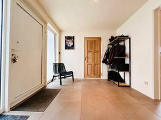 <p>Grotendeels gerenoveerde, commercieel gelegen handelswoning met een bruikbare oppervlakte van 322 m²!<br /><br />Wat deze eigendom bijzonder maakt? De vele mogelijkheden die ontstaan door de bruikbare oppervlakte en dubbele ingang: grote gezinnen, gezin die veel ruimte wenst, wonen-werken combineren – kangoeroewonen – deels eigen bewoning, deels verhuren, …<br /><br />De woning is ingedeeld als volgt:<br />Gelijkvloers: ruime inkomhal met gastentoilet en vestiairekasten – praktische wasplaats waar eveneens de CV-ketel is voorzien – bijzonder ruime woonkamer met zitgedeelte en eetplaats voorzien van grote raampartijen – keuken voorzien van kookeiland en zeer veel kastruimte, kookvuur, dampkap, oven, microgolfoven, vaatwasser, 1,5 spoelbak – koele beging aan de keuken - 3 gelijkvloerse slaapkamers waarvan 1 met douche en lavabo – badkamer met douche en dubbele lavabo<br /><br />1e verdieping: te bereiken via de prachtige travertin trap, toegankelijk vanuit de benedenverdieping alsook vanuit een afzonderlijke hoofdingang<br />Het verdiep bestaat uit een grote polyvalente ruimte die perfect in de delen is tot meerdere slaapkamers waardoor de woning dienst kan doen voor een groot gezin. Kan eveneens ingedeeld worden tot woonkamer met slaapkamers en keuken – badkamer met douche, lavabo en toilet met afzonderlijke boiler – mogelijkheid tot dakterras<br /><br />Zolder: te bereiken via vaste trap – mogelijkheid tot inrichten tot extra kamer. <br /><br />Buiten: ruime oprit met plaats voor meerdere wagens – laadpaal – aangelegde, volledig omheinde tuin met drainage systeem – nieuw aangelegd terras - moestuin – garage/bijgebouw met meerdere mogelijkheden<br /><br />Belangrijk om te weten:<br />- 11 zonnepanelen van 430kW<br />- Overal rolluiken voorzien<br />- Overal vliegenramen<br />- Hoogrendementsbeglazing<br />- Conforme elektriciteit<br />- Nieuwe condencerende ketels op gas<br />- Geïsoleerde vloeren, dak <br /><br />Graag de mogelijkheden van deze veelzijdige eigendom bekijken?<br />Contacteer Bonne Vastgoed 7 op 7 voor meer info op 050/73.73.73 of info@bonnevastgoed.be</p>