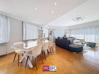 Wie zich stoort aan de compacte nieuwbouw  appartementen van vandaag, zal hier zijn gading vinden: een uitzonderlijk ruim en licht appartement...