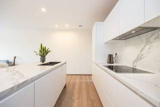 <p><span>Instapklare, gerenoveerde HOB met 4 slaapkamers, bureel en zonnige tuin in Hombeek</span></p><p><span>Deze prachtige woning werd in 2021 gerenoveerd en combineert hedendaags wooncomfort met een uitstekende energiezuinigheid. Dankzij de gunstige ligging vlak bij het dorpscentrum en een school, is dit de ideale thuisbasis voor gezinnen die comfort en bereikbaarheid belangrijk vinden.</span></p><p><span>Bij het binnenkomen word je meteen verwelkomd door de prachtige leefruimte met open keuken, waar licht, ruimte en gezelligheid centraal staan. </span></p><p><span>De woning beschikt over </span><span>4 volwaardige slaapkamers en een aparte bureauruimte</span><span>, die perfect kan dienen als thuiswerkplek of eventueel als vijfde slaapkamer. Daarnaast zijn er </span><span>2 badkamers</span><span> aanwezig: één uitgerust met een douche en één met een bad.</span></p><p><span>De grote, zuidwestgerichte tuin biedt volop mogelijkheden om te ontspannen, te genieten van de middag- en avondzon of gezellig te tafelen met familie en vrienden.</span></p><p><span>Op energetisch vlak scoort deze woning bijzonder goed met een </span><span>EPC-label A</span><span>. De 16 zonnepanelen in combinatie met een thuisbatterij zorgen mee voor een energiezuinig en toekomstgericht wooncomfort. Ook rolluiken dragen bij aan het dagelijkse comfort.</span></p><p><span>Extra bergruimte vind je in de kelder en de praktische wasruimte.</span></p><p><span>Troeven op een rijtje</span></p><ul><li><span>Instapklare woning</span></li><li><span>Goede ligging </span></li><li><span>4 slaapkamers + bureel (of 5de slaapkamer)</span></li><li><span>Prachtige leefruimte met open keuken</span></li><li><span>2 badkamers</span></li><li><span>Grote, zuidwestgerichte tuin</span></li><li><span>EPC-label A + 16 zonnepanelen met thuisbatterij</span></li><li><span>Kelder en aparte wasruimte</span></li></ul><p><span>Kortom: een ruime, energiezuinige en instapklare gezinswoning op een toplocatie in Hombeek. Een woning waar je je meteen thuis voelt!</span></p><p><span>Interesse? Plan een bezoek en ontdek zelf de vele troeven van deze mooie woning.</span></p><p><span>Sven@home4you.be</span></p><p><span> </span></p>