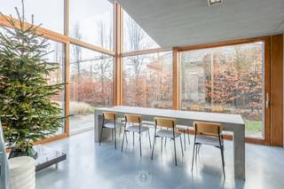 Deze eigendom is gewoonweg een parel in zijn soort en scoort hoog op <strong>woonbeleving door zijn concept</strong>, de open ruimteperspectieven en gebruik van <strong>beton op zijn best in combinatie met warme houttinten</strong>. De woning heeft tegelijk een <strong>brutalistisch en minimalistisch karakter</strong>. Betonnen prefab elementen geven aan de binnenkant van het huis prachtige kleurschakeringen. Het huis werd bewust met tijdloze en sobere materialen gebouwd waardoor ook eventuele designobjecten mooi tot hun recht kunnen komen.<br /><br />Je komt de woning binnen via een inkomhal met afzonderlijk toilet en toegang tot de berging. Dit afzonderlijk toilet kan zowel gebruikt worden via de inkomhal als de praktijkruimte.<br />Vanuit de inkom kom je in de woonkamer waar licht en ruimte de tuin laten binnenkomen.<br />De eetkamer en keuken staan in verbinding met het ruime terras en de tuin. Op het gelijkvloers is een <strong>ruime praktijkruimte van +/-50m²</strong> dat kan ingezet worden als kantoor, kinesistenpraktijk of polyvalente ruimte. Op de eerste verdieping is een bureauruimte met een heel fijn zicht op de voortuin en de benedenverdieping, twee slaapkamers, een ruime wasplaats, een badkamer (met ligbad, douche en toilet). Op de tweede verdieping is een zolderruimte, technische ruimte, een bijkomende derde slaapkamer en een ruime zolderkamer die eveneens kan ingericht worden naar eigen wensen.<br /><br />Bijkomende troeven:<br />- <strong>EPC label A ! </strong><br />- voldoende parkeerplaats<br />- architecturaal interessante woning<br />- multifunctioneel karakter en inzetbaarheid gezien uitzonderlijke praktijkruimte<br /><br />Aarzel niet om een bezoek aan te vragen via vastgoed@claves.be of het nummer 03/5029874<br /><br /> 