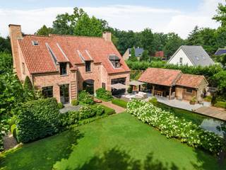 VILLA MET POOLHOUSE EN ZWEMVIJVER IN ZOERSEL (HALLE)In het groene Halle (Zoersel), nabij Schilde, gunstig gelegen nabij scholen, winkels en vele...