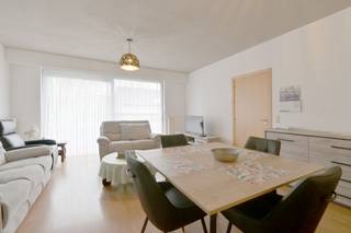 Instapklaar gemeubeld assistentiewoning/appartement  gelegen in Seniorenresidentie Meulenberg in Beveren. De residentie combineert een rustige, groene omgeving met een ligging op wandelafstand van winkels, openbaar vervoer, horeca, ...<br />Het appartement bevindt zich op de eerste verdieping en heeft een bewoonbare oppervlakte van 69m² en een gezellig terras. <br />Praktische indeling met inkomhal met ingemaakte kast en apart gastentoilet, lichtrijke leefruimte met aansluitend terras, ingerichte keuken met berging/wasplaats, 1 slaapkamer, badkamer met douche, toilet en dubbel lavabomeubel. Verder is er een privatieve kelder en autostaanplaats (ondergronds) inbegrepen in de verkoopprijs.<br />Erkende assistentiewoning met mogelijkheid tot diensten en zorg op maat. Ideaal voor wie comfortabel en zelfstandig wil wonen, met ondersteuning binnen handbereik. Geschikt voor eigen gebruik (65+) of als investering binnen de groeiende seniorenmarkt.
