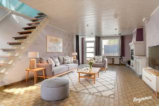 - Te renoveren woning in het centrum van Kuurne: Gen. Eisenhowerstraat 4- Leefruimte met aansluitende keuken en handige berging- Overdekte...