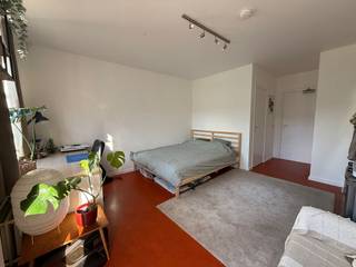 Vlak bij de Paardenmarkt, het Eilandje en het historische centrum van Antwerpen vinden we deze studentenkamer, gelegen op de eerste verdieping, te koop op een toplocatie in de studentenbuurt van Antwerpen.Indeling:- woon/studeerkamer- eigen badkamer met toilet en douche- een volledig geïnstalleerde keuken- gemeenschappelijke leefruimteTroeven:- dubbele beglazing in PVC- lage EPC waarde- lift aanwezig in het gebouw- nieuwe fietsenberging door het naastliggende projectKortom ideaal voor studenten of als investering!!De kamer wordt te koop aangeboden voor een vraagprijs van 125.000,00 euro.Bent u geïnteresseerd in een appartement of woning te koop in Antwerpen? Aarzel dan niet om ons te contacteren. Had u graag uw eigen eigendom te koop aangeboden contacteer ons dan voor een vrijblijvende schatting, telefonisch op het nummer 03/206.76.76 of per mail naar antwerpen@dewaele.com.Ook voor alle andere vragen omtrent vastgoed, kopen of verkopen kan u steeds bij ons terecht!