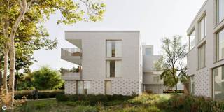 <p>Ontdek The Collection, een exclusief nieuwbouwproject langs de Liersesteenweg in Mechelen, waar hedendaagse architectuur, wooncomfort en uitzonderlijk veel groen samenkomen. Twee kleinschalige residenties bieden samen slechts 16 appartementen met 2 of 3 slaapkamers, waaronder een riant penthouse van 182 m².</p><p> </p><p>De appartementen genieten van veel natuurlijke lichtinval dankzij grote raampartijen en beschikken elk over een ruim privatief terras. Een hoogwaardige afwerking, parket in de slaapkamers en ruime keuzemogelijkheden voor keuken, sanitair en tegels zorgen ervoor dat je van je appartement een echte thuis maakt.</p><p> </p><p>Een absolute troef is de unieke groene omgeving. The Collection wordt omringd door een park van ca. 9.000 m², waarvan een gedeelte exclusief als gemeenschappelijke tuin voor de bewoners wordt ingericht. Het park sluit bovendien aan op het Kauwendaalbos. Toch woon je hier bijzonder centraal: winkels en openbaar vervoer bevinden zich op wandelafstand en het centrum van Mechelen bereik je in amper 10 minuten met de fiets.</p><p> </p><p>Ook op energetisch vlak is The Collection klaar voor de toekomst, met een individuele lucht-waterwarmtepomp, zonnepanelen, vloerverwarming, ventilatiesysteem D en een E-peil van maximaal E30. Ondergrondse parkeerplaatsen, private bergingen en ruime fietsenstallingen maken het wooncomfort compleet.</p><p> </p><p><strong>Wonen in alle rust en groen, zonder de stad achter je te laten. Contacteer Altro Projects en ontdek The Collection.</strong></p>