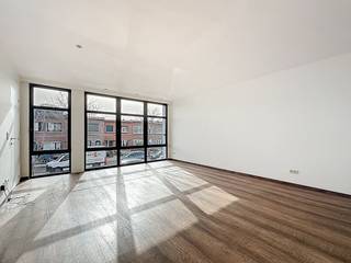 De woning is gelegen in een rustige woonwijk nabij het centrum van Merksem. Ze is gelegen nabij winkels, openbaar vervoer, park, scholen,... De...