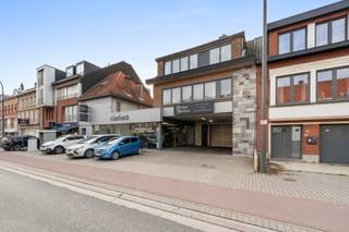 <p>Te koop: handelspand in het centrum van Grimbergen, gelegen aan de Wolvertemsesteenweg met uitstekende bereikbaarheid.</p><p>Dit veelzijdige pand uit 1970 biedt een unieke handelslocatie met ruime parkeermogelijkheden, ideaal voor commerciële activiteiten of als projectgrond. Dankzij de toegang zowel langs de steenweg als langs de achterzijde is het pand vlot bereikbaar voor klanten en leveranciers. De ligging in een drukke handelswijk, nabij scholen, openbaar vervoer en invalswegen, maakt dit een strategische investering.</p><p>Belangrijkste ruimtes:</p><p>• Handelsruimte (232,3 m²) met veel mogelijkheden voor inrichting</p><p>• Appartement (115,7 m²) geschikt voor bewoning of verhuur</p><p>• Andere unit (211,5 m²) voor opslag of extra commerciële invulling</p><p>• Garage/werkplaats (299,0 m²) met ruime parkeercapaciteit</p><p>• Huis (142,0 m²) met diverse gebruiksmogelijkheden, te renoveren</p><p>Troeven:</p><p>• Unieke handelslocatie met veel parking</p><p>• Mogelijkheden voor commerciële activiteiten of projectontwikkeling</p><p>• Toegang langs de steenweg én langs de achterzijde</p><p>Neem vandaag nog contact op met uw ERA-makelaar voor een bezoek.</p><p>JOUW DROOMHANDELSPAND. ZO GEVONDEN!</p>