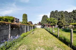 Immo Pické biedt u deze gunstig gelegen woning aan en gelegen in de nabijheid van alle voorzieningen, scholen, winkels, openbaar vervoer en invalswegen. Deze woning bestaat op het gelijkvloers uit een inkomhal, een leefruimte met salon en eetkamer, een keuken en een badkamer. Op de eerste verdieping beschikt deze woning over een nachthal en 3 ruime slaapkamers. Via een vaste trap begeven we ons naar de zolderverdieping waar we nog een nachthal terugvinden samen met een inrichtbare zolder (mogelijkheid om 2 extra kamers te maken). Vervolgens beschikt de woning over verschillende kelders en een tuin.