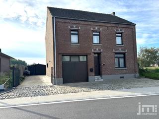 In het landelijke Kerniel vinden we deze woning in open bebouwing terug, rustig gelegen met een aangenaam vrij uitzicht over de omliggende Loonse velden.<br />De woning beschikt over drie slaapkamers, verschillende uitbreidingsmogelijkheden, twee garages en een gezellige tuin.<br /><br />Voor meer informatie of om een bezichtiging in te plannen, kan u steeds contact opnemen met Niels via 0473 39 44 39.<br /><br />Via de inkomhal komen we binnen in de woning en bereiken we de verschillende leefruimtes. De ruime woonkamer sluit mooi aan op de open keuken en de naastgelegen zitruimte. Vanuit de keuken is er rechtstreeks zicht op de tuin en het achterliggende landschap, waardoor binnen en buiten hier mooi met elkaar verbonden zijn.<br />Verder vinden we op het gelijkvloers een ruim apart toilet en een badkamer, uitgerust met een ligbad met douchecombinatie, lavabo en badkamermeubel. De inpandige garage zorgt voor bijkomend praktisch comfort en bergruimte.<br /><br />Op de eerste verdieping geeft de nachthal toegang tot drie slaapkamers. Via een vaste trap bereiken we de zolderverdieping. Deze ruimte biedt mogelijkheden om, mits de nodige aanpassingen, een bijkomende kamer in te richten.<br />Ook boven de inpandige garage bevindt zich nog een ruime zolderruimte, gelegen op hetzelfde niveau als de eerste verdieping. Hierdoor zijn er interessante mogelijkheden om de bestaande woonruimte verder uit te breiden.<br />Buiten beschikt de woning over een tweede, vrijstaande garage met aansluitend een klein tuinhokje.<br /><br />De tuin is aangenaam van formaat en kijkt vrij uit over de omliggende velden. Een fijne plek voor wie graag rustig woont zonder nood te hebben aan een bijzonder grote tuin.<br /><br /><span>*De vermelde oppervlaktes zijn indicatief. JM Vastgoed kan niet verantwoordelijk gesteld worden voor de juistheid van de verstrekte gegevens.</span>