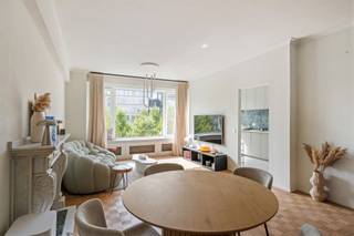 <p><span>Ontdek dit stijlvol appartement op een gegeerde locatie tussen het Eilandje en de Meir, midden in het bruisende hart van Antwerpen. Een plek waar de stad nooit stilstaat, maar waar u thuis komt in rust, met winkels, restaurants en gezellige cafés op wandelafstand, en een vlotte verbinding naar alle belangrijke invalswegen.</span></p><p><span> </span></p><p><span>Gelegen op de derde verdieping van een verzorgd gebouw, werd dit appartement recent met oog voor detail en hoogwaardige materialen vernieuwd. Het resultaat is een verfijnde woonst waar licht, ruimte en comfort subtiel in elkaar overvloeien.</span></p><p><span> </span></p><p><span>U komt het appartement binnen via een aparte inkomhal, voorzien van ingebouwde vestiairekasten en een apart gastentoilet, een discrete en praktische ontvangst die meteen de toon zet.</span></p><p><span> </span></p><p><span>Aan de voorzijde ontvouwt zich de lichtrijke leefruimte, waar het daglicht vrij spel krijgt en de stad op de achtergrond zacht aanwezig blijft. De leefruimte vloeit naadloos over in de hedendaagse keuken, uitgerust met kwalitatieve inbouwtoestellen en afgewerkt met een fijn gevoel voor detail. </span></p><p><span> </span></p><p><span>Via de nachthal bereikt u vervolgens de stijlvolle badkamer. Deze ruimte ademt rust en verfijning, met een groot ligbad en een dubbele designwastafel.</span></p><p><span> </span></p><p><span>Achteraan onthult zich de absolute troef van dit appartement: een uitzonderlijk ruime slaapkamer met ruimte voor dressingkasten. Een serene ruimte die aanvoelt als een privé-retreat, met rechtstreeks toegang tot het oost-georiënteerde terras waar de ochtendzon zacht binnenvalt. Dankzij de royale oppervlakte biedt deze kamer bovendien de flexibiliteit om eenvoudig een tweede slaapkamer of bureau te creëren, volledig afgestemd op uw levensstijl.</span></p><p><span> </span></p><p><span>Dit appartement verenigt verfijnde elementen, doordachte indeling en een uitzonderlijke ligging tot een harmonieus geheel, volledig instapklaar en klaar om opnieuw bewoond te worden.</span></p><p><span> </span></p><p><span>Bijzonderheden</span></p><ul><li><span>Hoogwaardige afwerking en verfijnde uitstraling</span></li><li><span>Centrale ligging tussen het Eilandje en de Meir</span></li><li><span>Oost-georiënteerd terras</span></li><li><span>Privatieve kelderberging inbegrepen</span></li><li><span>Gemeenschappelijke fietsenstalling aanwezig</span></li><li><span>Lift aanwezig</span></li></ul><p><span> </span></p><p><span>Bent u op zoek naar een instapklaar appartement met karakter, ruimte en een uitstekende ligging in het centrum van Antwerpen? Contacteer ons via <span>hello@urbainvastgoed.be</span></span><span> of bel 03 501 97 16 voor meer informatie of een bezoek. </span></p><p><span> </span></p>