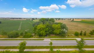 Nabij Leke, deelgemeente van Diksmuide, bieden wij u dit uitzonderlijk stukje natuurschoon aan, gelegen in landschappelijk waardevol agrarisch...