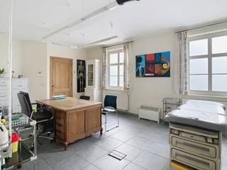 Bent u op zoek naar een representatieve en vlot bereikbare ruimte voor uw professionele activiteiten? Deze instapklare kantoor- of...