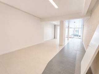 HANDELSRUIMTE VAN ONGEVEER 170 M2<br />geschikt als KANTOOR / WINKEL / VRIJ BEROEP / PRAKTIJK.....<br />eventueel <strong>gelijkvloers appartement van te maken</strong> met tuin <br />Kan gekocht worden zonder achterliggende ruimte <br />EPC F ( doordat er geen verwarming aanwezig is