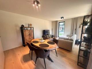 Modern BEN-appartement met ruim terras en groene omgeving<br /><br />Dit prachtige BEN-appartement (Bijna-Energie-Neutraal) bevindt zich in een moderne residentie, gelegen aan de rand van een groen park met mooi aangelegde binnentuinen. Hier geniet u van rust, ruimte en energiezuinig wooncomfort.<br /><br />Het appartement is ruim en hoogwaardig afgewerkt, met aandacht voor detail en kwaliteit.<br /><br />De lichtrijke en royale leefruimte geeft rechtstreeks toegang tot het grote terras, ideaal om te ontspannen of buiten te eten. De moderne open keuken is volledig geïnstalleerd en voorzien van de nieuwste toestellen.<br /><br />De ruime slaapkamer biedt plaats voor een tweepersoonsbed en beschikt over aansluitingen voor TV en internet. De stijlvolle badkamer is uitgerust met een inloopdouche en lavabomeubel.<br /><br />Extra troeven zijn de ondergrondse parkeerplaats en de privatieve kelderberging, beide inbegrepen in de huurprijs. De maandelijkse syndickosten bedragen 60 euro.<br /><br />Huurprijs : 760€ + 60€ syndickosten = 820€<br /><br />Aarzel niet en plan snel uw bezoek in. Het appartement is onmiddellijk beschikbaar!<br /><br />