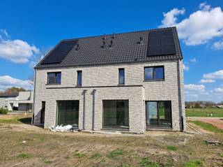 <p><span>Nieuwbouwproject: Twee BEN20-woningen nabij de jachthaven van het Kanaal naar Beverlo.</span></p><p><span> </span></p><p><span>Ontdek dit prachtige nieuwbouwproject bestaande uit twee energiezuinige BEN20-woningen, ideaal gelegen in een rustige, aangename en veilige omgeving, vlak bij de jachthaven van het Kanaal naar Beverlo.</span></p><p><span>Een perfecte locatie voor wie houdt van landelijk wonen met toch alle voorzieningen binnen handbereik. Op slechts enkele minuten bevindt u zich in het gezellige centrum van Leopoldsburg, met winkels, scholen en horeca.</span></p><p><span>De woningen worden opgetrokken op een zuid-oost gerichte bouwgrond van 550 m², geschikt voor halfopen bebouwing — wat zorgt voor een optimale lichtinval en een mooi uitzicht op de tuin.</span></p><p><span> </span></p><p><span>Indeling</span></p><p><span>Gelijkvloers:</span></p><p><span>Inkomhal met apart toilet</span></p><p><span>Ruime, lichtrijke leefruimte</span></p><p><span>Open keuken met zicht op de tuin</span></p><p><span>Praktische berging/wasplaats</span></p><p><span> </span></p><p><span>Verdieping:</span></p><p><span>2 ruime slaapkamers</span></p><p><span>Dressing</span></p><p><span>Badkamer met inloopdouche, dubbele lavabo en toilet</span></p><p><span>Overloop met vaste trap naar de tweede verdieping</span></p><p><span>Zolderverdieping: Mogelijkheid tot een derde ruime slaapkamer of hobbyruimte</span></p><p><span> </span></p><p><span>De woning is voorzien van vloerverwarming op aardgas op het gelijkvloers en in de badkamer. </span></p><p><span>In de badkamer is bovendien een aansluiting voorzien voor een elektrische handdoekdroger als extra bijverwarming.</span></p><p><span> </span></p><p><span>Dankzij het BEN20-label geniet u van een lage energiekost en voldoet de woning aan de strengste normen voor energie-efficiëntie en comfort.</span></p><p><span> </span></p><p><span> </span></p><p><span> </span></p><p><span> </span></p>