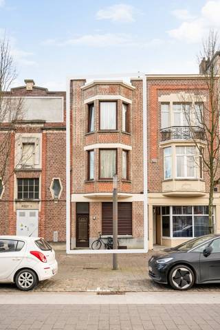 Aan het levendige en gezellige Kroonplein vinden we deze volledig te renoveren woning met achterhuisje, gelegen op een perceel van ca. 106 m²...