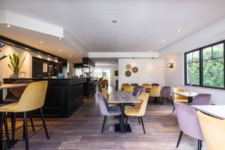 Deze ruime en verzorgde open bebouwing werd gebouwd in 1969 en volledig verbouwd (2021) tot een woning- en een horecagedeelte. Het domein met...