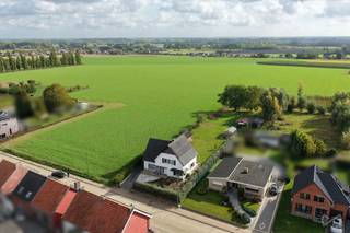 <p><strong>Landelijk en rustig gelegen ééngezinswoning te Oplinter<br /><br /><br /></strong></p>
<p>Droom je van ruimte, groen en privacy, zonder in te boeten aan comfort en bereikbaarheid? Dan is deze ruime, energiezuinig gerenoveerde gezinswoning op een prachtig perceel precies wat je zoekt.</p>
<p></p>
<p><strong>Rust en privacy<br /><br /><br /></strong></p>
<p>Op een uitzonderlijk ruim perceel, met een prachtig uitzicht over de omliggende velden, geniet je hier elke dag van rust, groen en een gevoel van privacy. De landelijke omgeving en de royale tuin maken van deze woning een heerlijke thuis voor wie houdt van het buitenleven.<br /><br /><br /></p>
<p><strong>Energiezuinig wonen met hedendaags comfort<br /><br /><br /></strong></p>
<p>De woning werd duurzaam gerenoveerd en behaalt een <strong>gunstig EPC-label B</strong>. Daarbij werd aandacht besteed aan energiezuinigheid, comfort en toekomstgericht wonen.</p>
<p>Deze mooie EPC - score werd onder meer behaald door de plaatsing van zonnepanelen, bijkomende isolatie, airconditioning, regenwaterput,...<br /><br /><br /><br /><strong>Ruimte voor het hele gezin<br /><br /><br /></strong></p>
<p>Binnenin biedt de woning heel wat mogelijkheden voor gezinnen die op zoek zijn naar ruimte en flexibiliteit.</p>
<p>De woning beschikt over drie grote slaapkamers, ideaal voor een gezin met kinderen. Daarnaast is er een ruime extra kamer die perfect dienst kan doen als bureau, hobbyruimte, 4e slaapkamer of gastenverblijf.</p>
<p>De verschillende ruimtes maken deze woning bijzonder veelzijdig en bieden mogelijkheden om ze aan te passen aan de noden van jouw gezin.</p>
<p></p>
<p><strong>Een tuin boordevol mogelijkheden<br /><br /><br /></strong></p>
<p>De absolute blikvanger is zonder twijfel het uitgestrekte perceel van 50 are. De grote tuin biedt verschillende mogelijkheden voor jong en oud, met zicht op het omliggende landschap.</p>
<p>Bovendien beschikt het eigendom over een <strong>aparte garage</strong>, een praktische troef voor het stallen van een wagen, fietsen of tuinmateriaal.<br /><br /><br /></p>
<p><strong>Landelijk genieten, vlak bij Tienen<br /><br /><br /></strong></p>
<p>Oplinter is een charmante deelgemeente van Tienen, waar het landelijke karakter en het dagelijkse gemak mooi samengaan. Je woont er in een groene, rustige omgeving, met de stad Tienen op een boogscheut, met een uitgebreid aanbod aan winkels, supermarkten, restaurants,..</p>
<p>Voor gezinnen is de omgeving bijzonder interessant dankzij de aanwezigheid van scholen in Oplinter en de ruimere regio Tienen. Ook sportverenigingen, recreatieve voorzieningen en jeugdactiviteiten bieden mogelijkheden om kinderen en volwassenen hun vrije tijd actief en aangenaam in te vullen.</p>
<p>Ook de bereikbaarheid via de lokale verbindingswegen en het openbaar vervoer maakt de combinatie van landelijk wonen en dagelijkse verplaatsingen bijzonder aantrekkelijk.<br /><br /><br /></p>
<p><strong>Interesse? Neem contact op voor meer informatie of een bezoek ter plaatse. </strong></p>