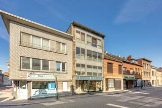 <p>Dit aangename appartement is centraal gelegen aan de Graatakker in Turnhout, op wandelafstand van winkels en dagelijkse voorzieningen. Dankzij de centrale ligging zijn ook horeca, openbaar vervoer en andere faciliteiten vlot bereikbaar.<br /><br />Het appartement van 79 m² omvat een inkomhal met berging, een lichtrijke leefruimte met aansluitende keuken, twee slaapkamers en een badkamer. De leefruimte vormt het aangename hart van de woning en geniet dankzij de grote raampartijen van een fijne lichtinval. Beide slaapkamers bieden een praktische en rustige slaap- of werkruimte. Een bijkomende troef is het westgerichte terras, waar u in alle rust van de namiddag- en avondzon kunt genieten. De 18 zonnepanelen en een thuisbatterij van 10 kWh zorgen bovendien voor een energiezuinige woning. <br /><br />Met een EPC-score van -33 beschikt het appartement over een uitstekende energieprestatie. Op basis van deze score valt het pand niet onder de renovatieverplichting.<br /><br />• 79 m² bewoonbare oppervlakte<br />• 18 Zonnepanelen + thuisbatterij<br />• EPC-score -33<br />• Centrale ligging nabij winkels en voorzieningen</p>
