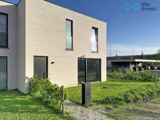 Moderne en lichtrijke nieuwbouwwoning met 3 slaapkamers, volledig afgewerkt en instapklaar.<br /><br />Indeling:<br /><br />Gelijkvloers: <br />Ruime inkomhal met gastentoilet<br />Praktische berging<br />Open leefruimte met volledig uitgeruste keuken + kookeiland<br />Aparte technische berging<br />Eerste verdieping:<br />nachthal, badkamer met inloopdouche, dubbele wastafel én bad, 3 volwaardige slaapkamers<br /><br />Extra troeven:<br /><br />Zonnige, ruime tuin <br />Carport + afgesloten ruime buitenberging<br />Energiezuinige nieuwbouw (A+)<br />Uitstekende verbinding naar Waregem en de autosnelweg.<br /><br />Ideaal voor wie snel wil verhuizen zonder zorgen, met nog ruimte voor afwerking naar eigen smaak.<br /><br />De vermelde prijs is een richtprijs. Elk bod onder, op en boven deze prijs wordt voorgelegd aan de eigenaar, die al dan niet kan aanvaarden. <br /><br />Slechts 2% registratierechten verschuldigd indien deze woning uw eerste en enige woning wordt;<br />Bij de aankoop is geen BTW meer verschuldigd.<br /><br />Nieuwsgierig om deze woning te ontdekken? Contacteer ons voor een bezoek ter plaatse!