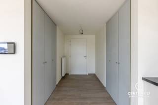 <p>In deze kleinschalige, nieuwe zorgresidentie is het heerlijk wonen en vertoeven.<br /><br />Op de hoek van de Katelijnestraat en de Loenhoutseweg vindt u de gloednieuwe Residentie ‘De Veiling’. Dit kleinschalige project telt 20 erg ruime assistentiewoningen, voorzien van alle comfort, waarvan de meeste een zonnig terras hebben dat uitkijkt op de wijde Kempische groene omgeving. Een garantie voor rust en kalmte en toch slechts op een boogscheut verwijderd van het bruisende centrum van Hoogstraten.<br /><br />We bieden hier afgewerkte, een volledig instapklare en erkende serviceflat te Hoogstraten. Deze assistentiewoning heeft zijn eigen privatief terras. Door de uitstekende uitbating ( AWPRO ) worden alle noodzakelijke dagdagelijkse diensten zoals thuisverpleging, thuishulp, administratieve bijstand, maaltijden... aangeboden. De gemeenschappelijke ruimte voorziet een gezellige living, eethoek met keuken. Op deze manier is dagelijks contact met medebewoners mogelijk voor een leuke babbel of gezellig tasje koffie. <br /><br />Enkele troeven van Residentie DE VEILING :<br />* Gelegen in een aangename, groene omgeving ( zicht op weiland met paarden )<br /><br />* Toffe, gemeenschappelijke ontmoetingsruimte met alle voorzieningen<br /><br />* Mooie afgewerkte flats veel grote ramen voor veel lichtinval<br /><br />* Focus op zorg, thuisgevoel, veiligheid en diensten op maat<br /><br />* Rolstoel toegankelijke ruimtes<br /><br />* Persoonlijke woon assistent is op vaste tijdstippen aanwezig in de residentie<br /><br />* Activiteiten agenda<br /><br />* Ruime parking achteraan het gebouw en ondergrondse bergingen ( inclusief in de prijs ! )<br /><br />* Noodoproepsysteem in elke flat <br /><br />* Basis domotica voor optimaal comfort AWPRO voorziet permanentie van een eigen woon assistent die er op maandagen is van 1300-17.00<br /><br />"Residentie De Veiling" voldoet aan alle laatste normen qua ventilatie en energiezuinigheid.<br /><br /><strong>Door de erkenning van de overheid genieten de kopers van een verlaagd BTW-tarief van 12% ( ipv 21% ) bij aankoop op de constructie. Bovendien bent u als eigenaar van een erkende serviceflat ook vrijgesteld van onroerende voorheffing.</strong></p>