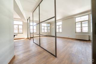 <strong>Duquesnoystraat | Gerenoveerde triplex van ±198 m² in het hart van de Vijfhoek | Brussel</strong><br /><br />Tussen de Grote Markt (UNESCO), de Bortiergalerij en de Madeleine, in de iconische Duquesnoystraat (19de eeuw), combineert deze volledig gerenoveerde triplex erfgoedkarakter met een hoogwaardige afwerking.<br /><br />Niveau 1 · Lichtrijke ontvangstruimte ±45 m², keuken ±15 m², inkomhal ±13 m², gastentoilet.<br />Niveau 2 · Hoofdslaapkamer ±33 m² met aansluitende badkamer ±9 m², twee slaapkamers (±15 en ±10 m²), doucheruimte ±5 m², nachthal ±11 m².<br />Niveau 3 · Polyvalente ruimte ±32 m², wasruimte ±10 m², terras ±12 m² met uitzicht over de daken van Brussel en de torenspits van het Stadhuis.<br /><br />Privékelder · Ondergrondse parkeerplaats optioneel (niet verplicht): € 50.000 · EPB: D<br />Winkels, diensten en openbaar vervoer in de onmiddellijke nabijheid.<br /><br />Bezoeken: klik op "Bezoek boeken" (rechtsboven) om online uw tijdslot te kiezen.<br /><br /><strong>We Invest BXL-ALTITUDE | bruxelles.altitude@weinvest.be | 02/217.22.91</strong>