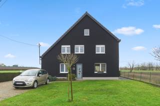 Te midden van uitgestrekte groene velden en in een uiterst rustige omgeving bevindt zich deze instapklare, gerenoveerde woning.Hier geniet u...