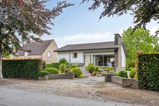 Deze villa in de Piste in Zulte heeft heel wat te bieden. De woning werd gebouwd in 1966 en is enorm goed onderhouden en up-to-date gehouden.De...
